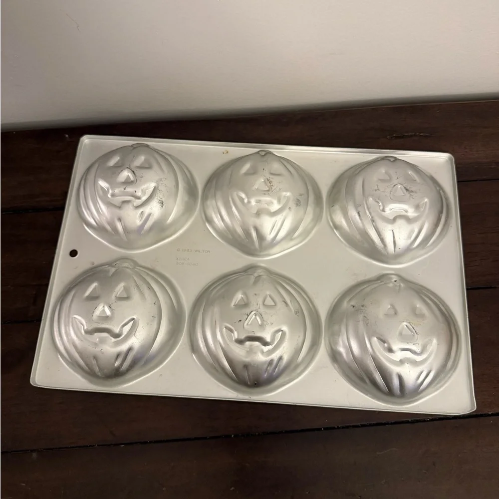 Wilton Silver Jack-O'-Lantern Cake Pan